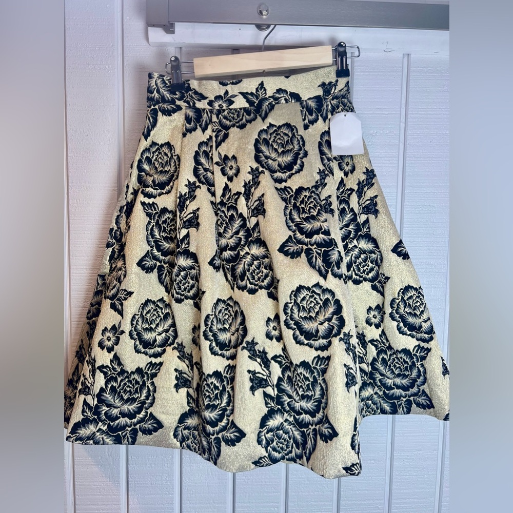 Gracia Shiny Gold and Black Floral‎ Flare Skirt Size Small NWT